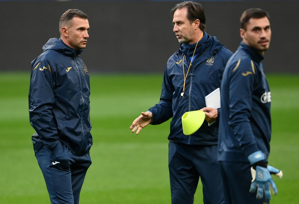 Le sélectionneur ukrainien Andreï Shevchenko (g) discute avec un membre du staff près du gardien Georgiy Bushchan (d) au cours d'un entraînement au Stade de France