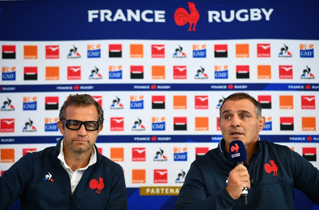 Le sélectionneur du XV de France Fabien Galthié (g) et le manager des Bleus Raphaël Ibanez