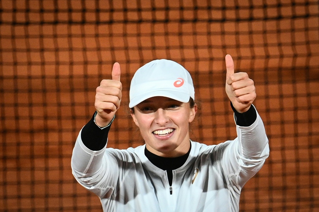 La Polonaise Iga Swiatek après sa victoire en quart de finale de Roland-Garros contre l'Italienne Martina Trevisan