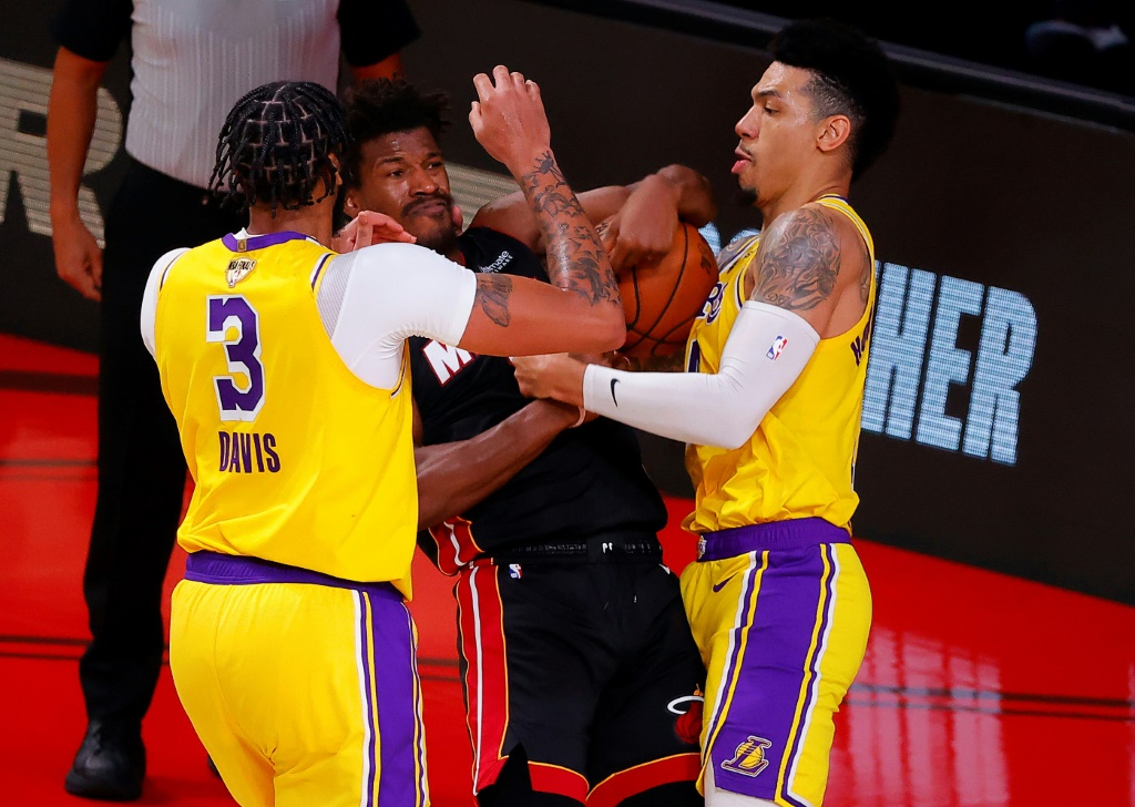 Défense agressive d'Anthony Davis et de Danny Green des Los Angeles Lakers sur Jimmy Butler du Miami Heat dans le match N.4 de la série en finale NBA le 6 octobre 2020 à Lake Buena Vista en Floride