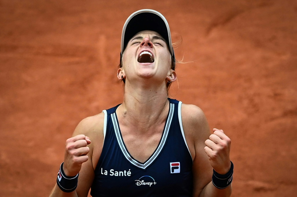 L'Argentine Nadia Podoroska célèbre sa victoire en quart de finale de Roland-Garros contre l'Ukrainienne Elina Svitolina le 6 octobre 2020