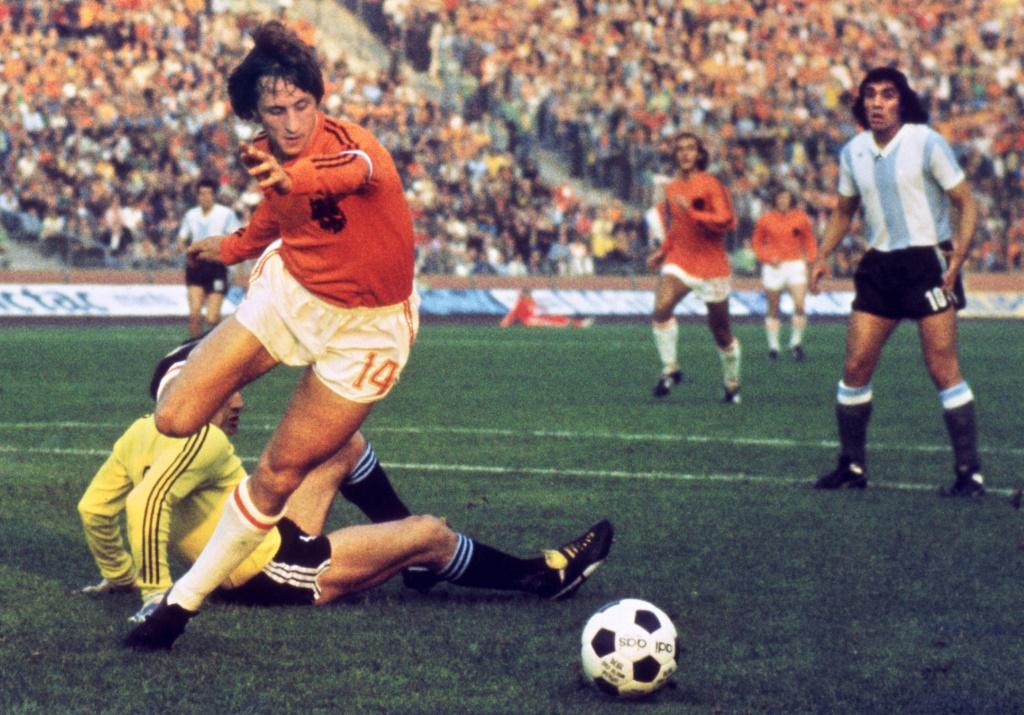 Le milieu de terrain néerlandais Johan Cruyff au cours du quart de finale de la Coupe du monde 1974 contre l'Argentine