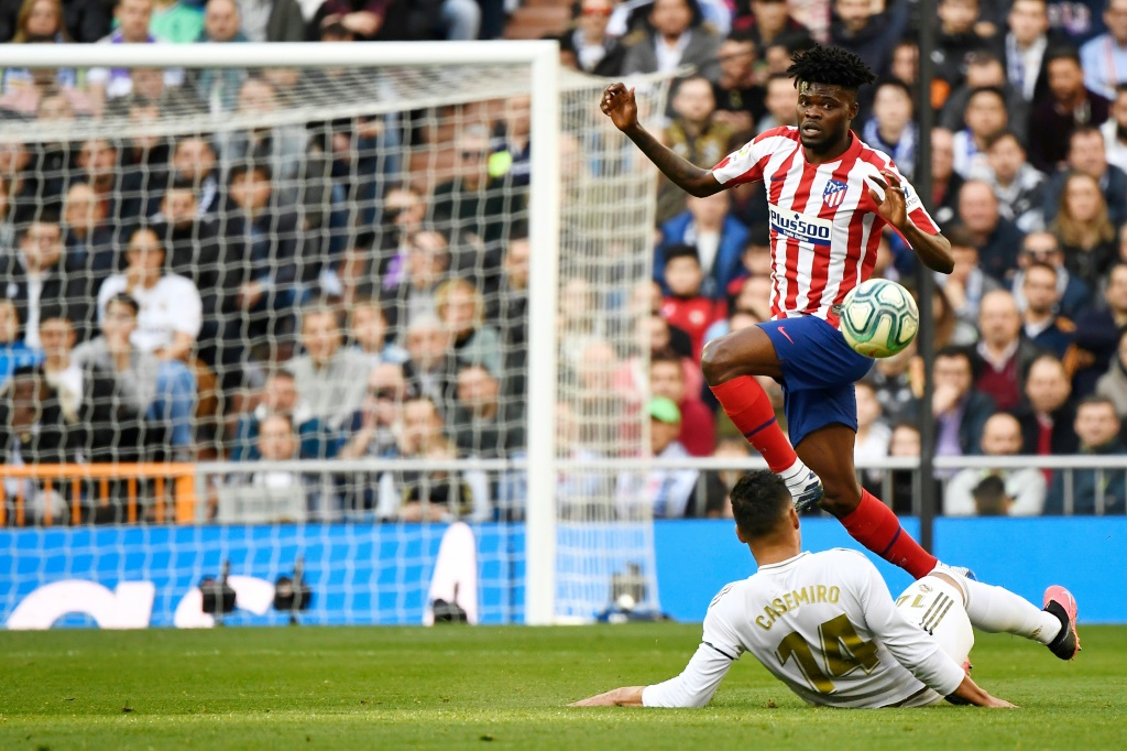 Le milieu de l'Atlético Madrid Thomas Partey évite un tacle de Casemiro