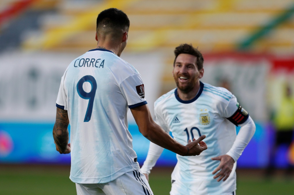 Joaquin Correa félicité par Lionel Messi après son but pour l'Argentine face à la Bolivie