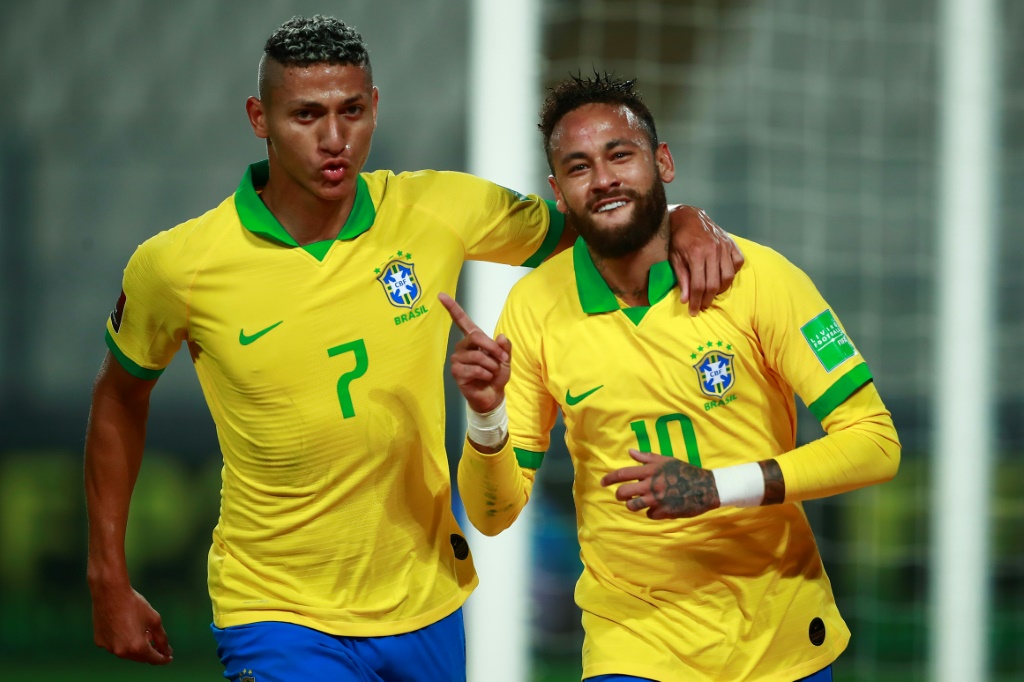 Le Brésilien Neymar (à droite)