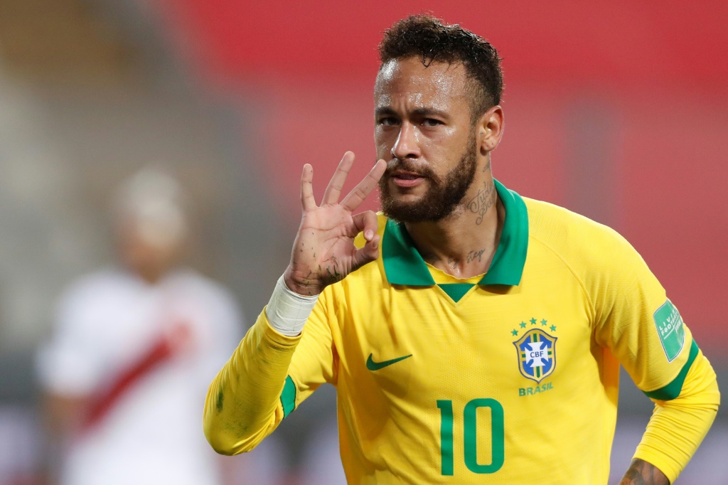 Le Brésilien Neymar célèbre son triplé face au Pérou