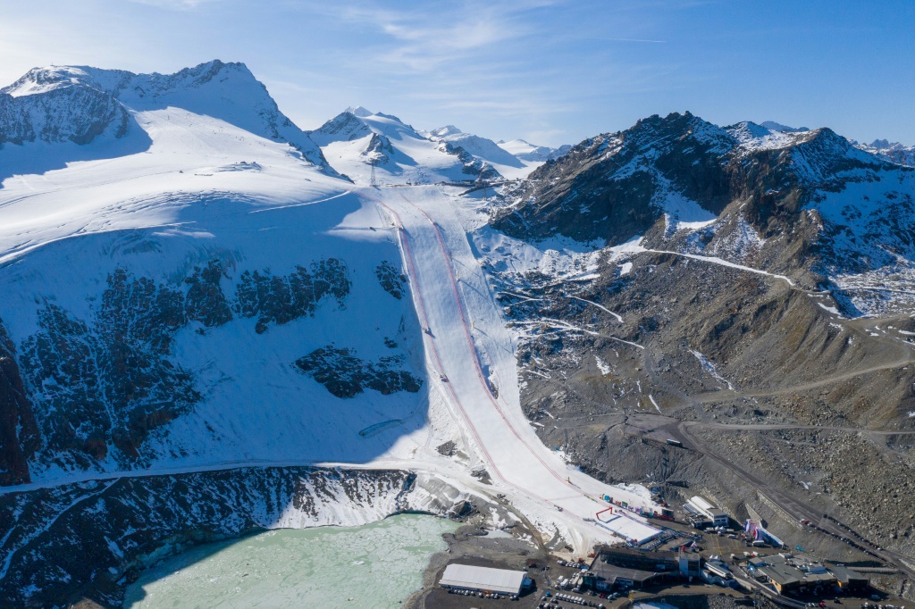 Vue aérienne de la piste surplombant le mythique glacier de Rettenbach à Sölden