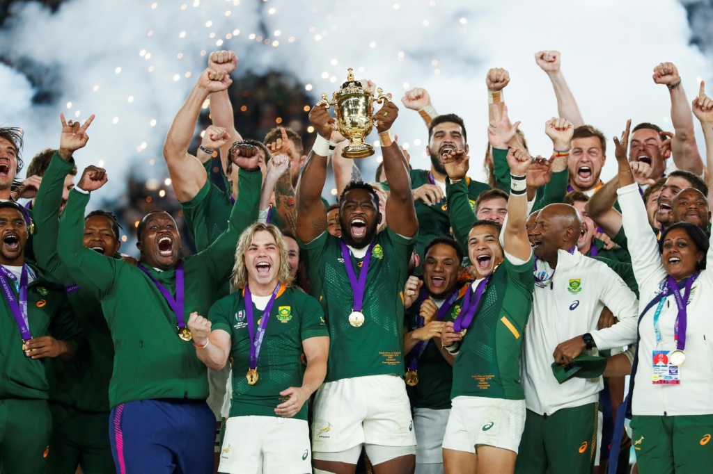Les Springboks soulèvent le trophée Webb Ellis lors de leur victoire en finale de la Coupe du monde 2019 au Japon