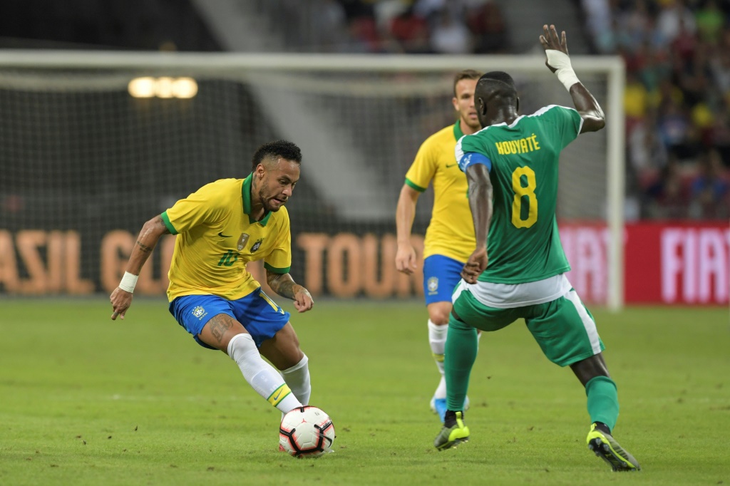L'attaquant brésilien Neymar (g) lors du match amical contre le Sénégal