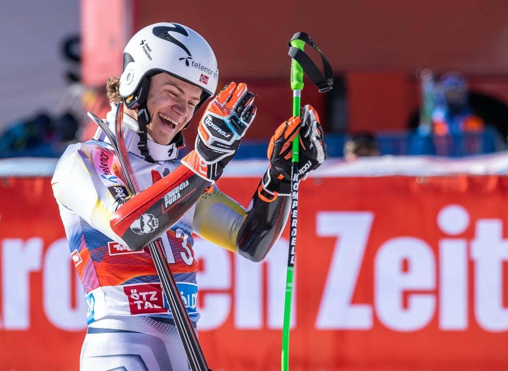 Le jeune Norvégien Lucas Braathen savoure son triomphe dans le slalom géant de Sölden