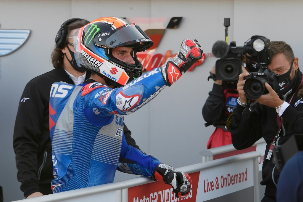 Alex Rins célèbre sa victoire lors du Grand Prix moto d'Aragon