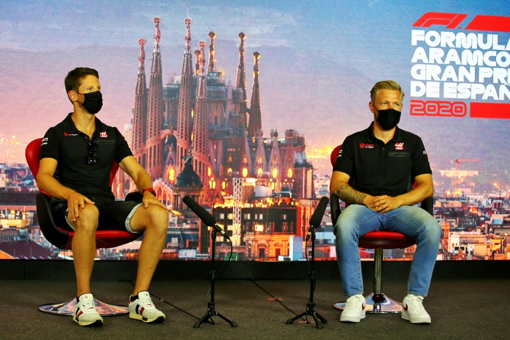 Le pilote danois Kevin Magnussen et le pilote français Romain Grosjean de l'écurie Haas pendant d'une conférence de presse lors du GP d'Espagne
