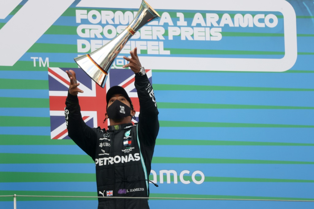 Le pilote britannique Lewis Hamilton célèbre sa victoire lors du GP de l'Eifel
