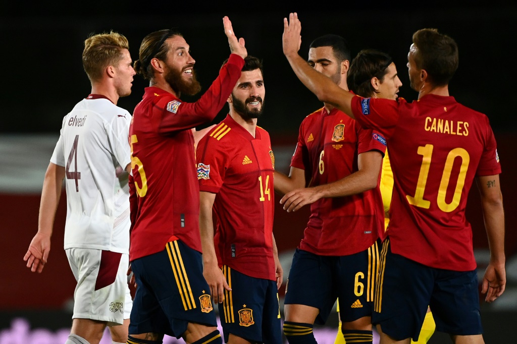Les joueurs espagnols célèbrent leur victoire contre la Suisse