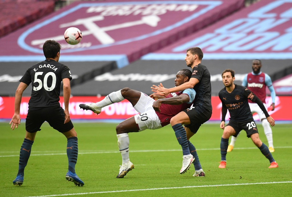 Le milieu de West Ham Michail Antonio (c) marque en retourné contre Manchester City