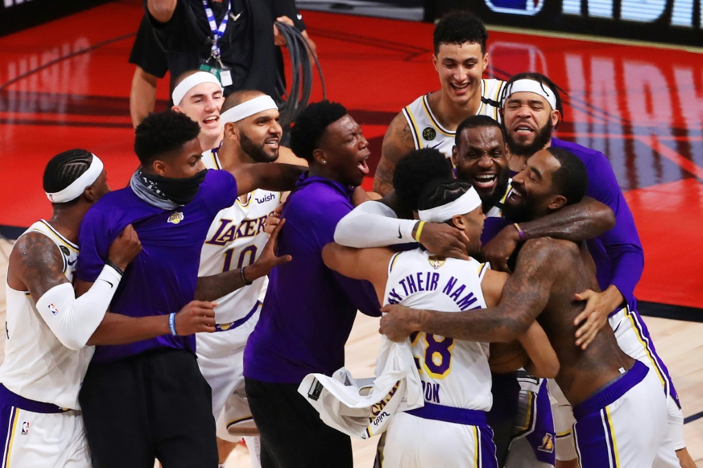 LeBron James (N.23) célèbre la victoire des Los Angeles Lakers en NBA avec Quinn Cook (28) et d'autres memebres de l'équipe le 11 octobre 2020 à Lake Buena Vista