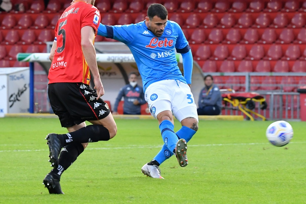 L'attaquant de Naples Andrea Petagna (d) marque sur le terrain de Benevento