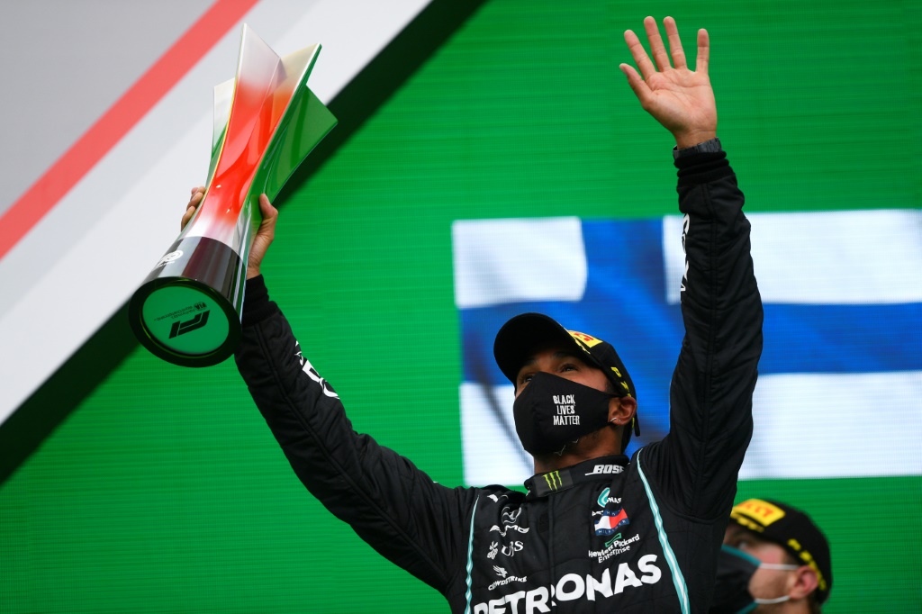 Le pilote britannique Lewis Hamilton célèbre sa victoire au GP de F1 de Portimao