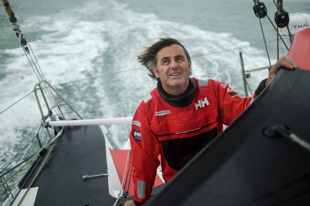 Le skipper français Yannick Bestaven à bord de son Imoca 60 Maitre Coq