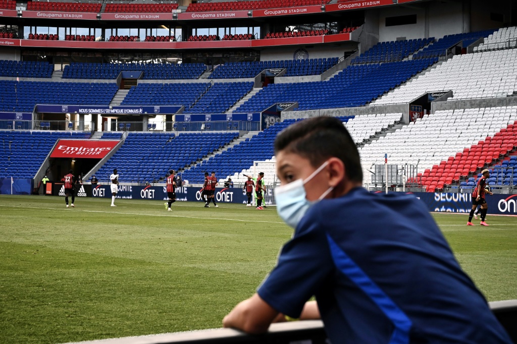 Un ramasseur de balle masqué lors d'un match amical entre Lyon et Nice