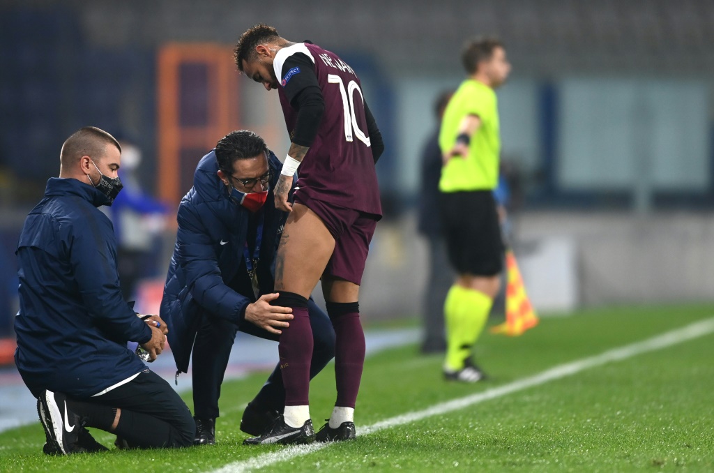 L'attaquant du PSG Neymar soigné au bord de la pelouse pendant le match contre Basaksehir