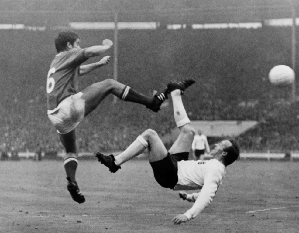 Le milieu de terrain anglais Nobby Stiles (d) lors du match de la Coupe du monde 1966 contre la France