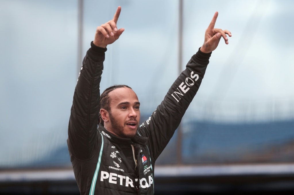 La joie du pilote britannique Lewis Hamilton après avoir remporté le Grand Prix de Turquie et son 7e titre mondial