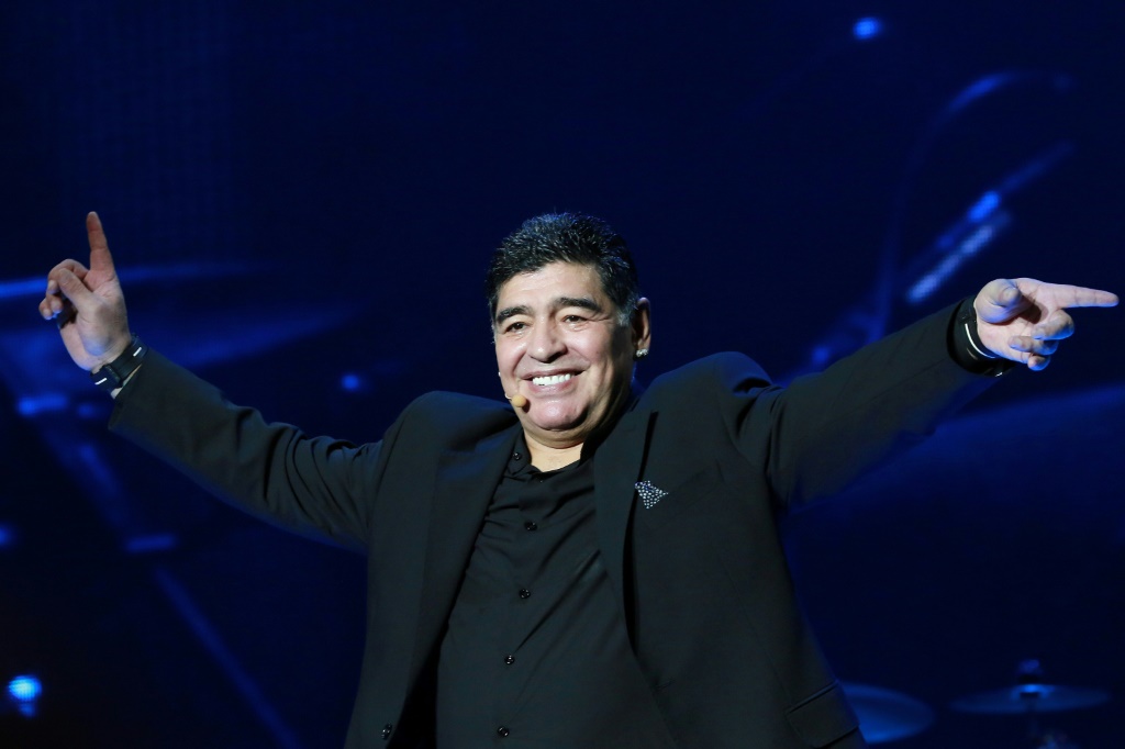Diego Maradona salue le public sur scène