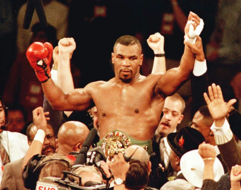 Mike Tyson titré champion du monde des poids lourds