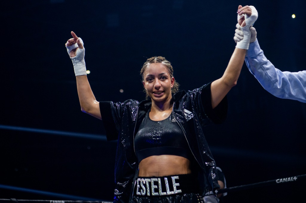 La Française Estelle Mossely remporte son 8e combat chez les professionnelles en dominant aux points sa compatriote Emma Gongora