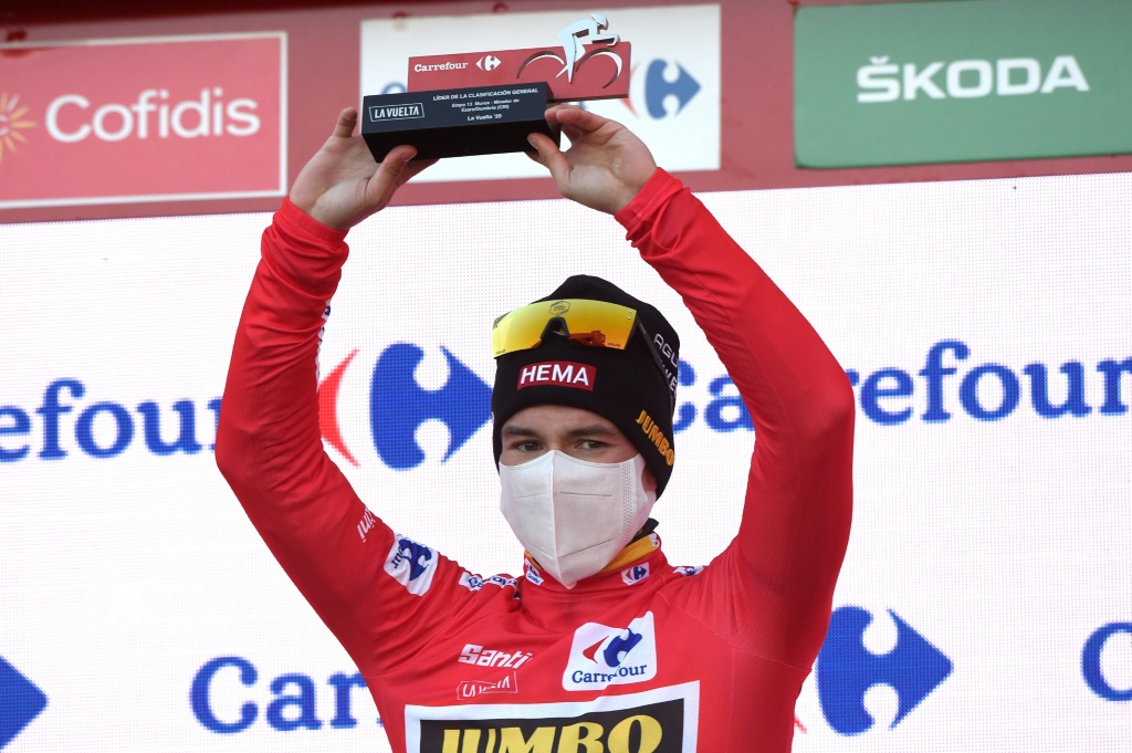 Le coureur de la Jumbo Primoz Roglic renoue avec le maillot rouge de leader de la Vuelta