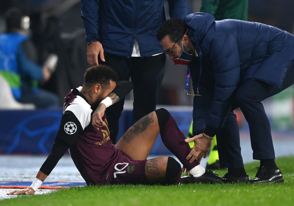La star du PSG Neymar Jr blessée aux adducteurs lors du match contre Basaksehir en Ligue des champions