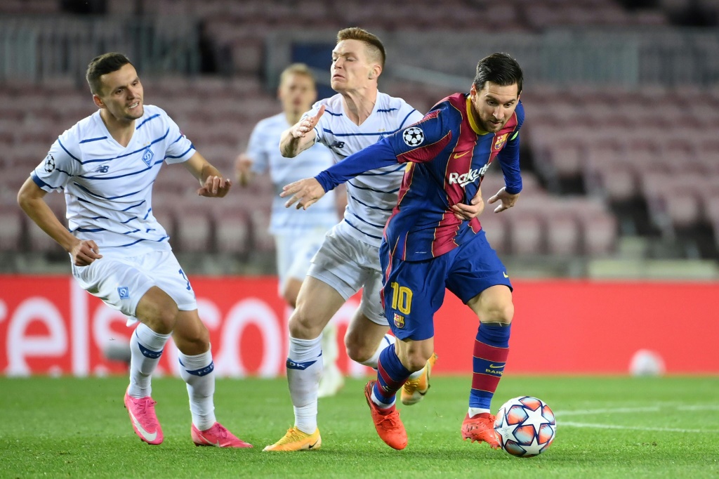 La star du Barça Lionel Messi devant le défenseur du Dynamo Kiev Illia Zabarnyi en Ligue des champions