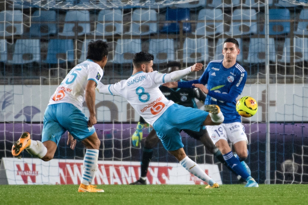 Le milieu de Marseille Morgan Sanson (c) marque l'unique but du match sur le terrain de Strasbourg