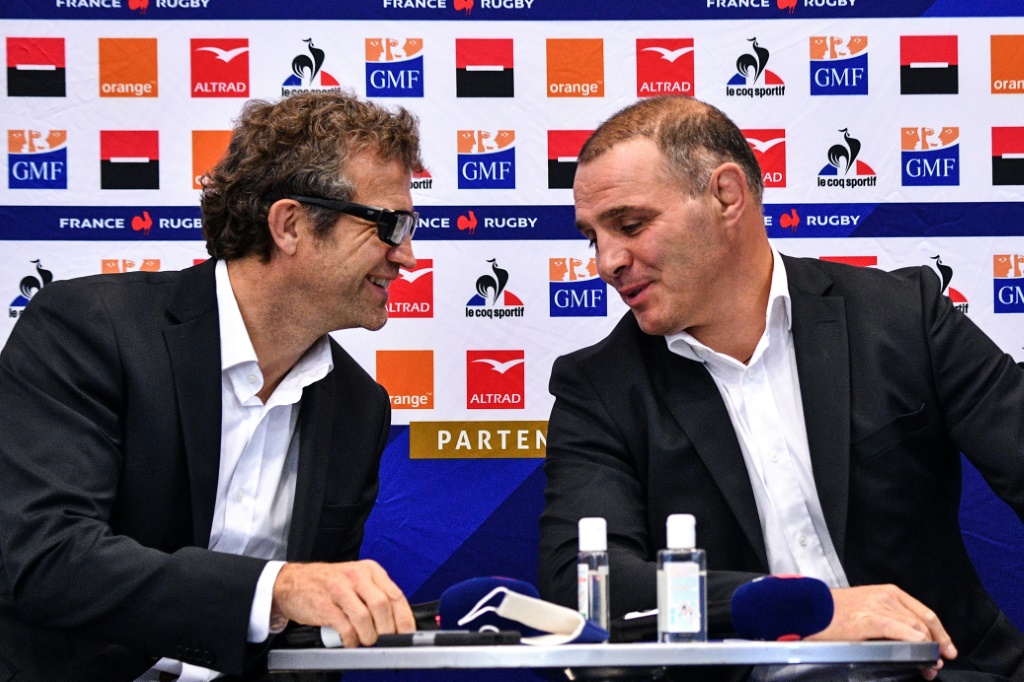 Le sélectionneur du XV de France Fabien Galthié (g) et le manager Raphaël Ibanez