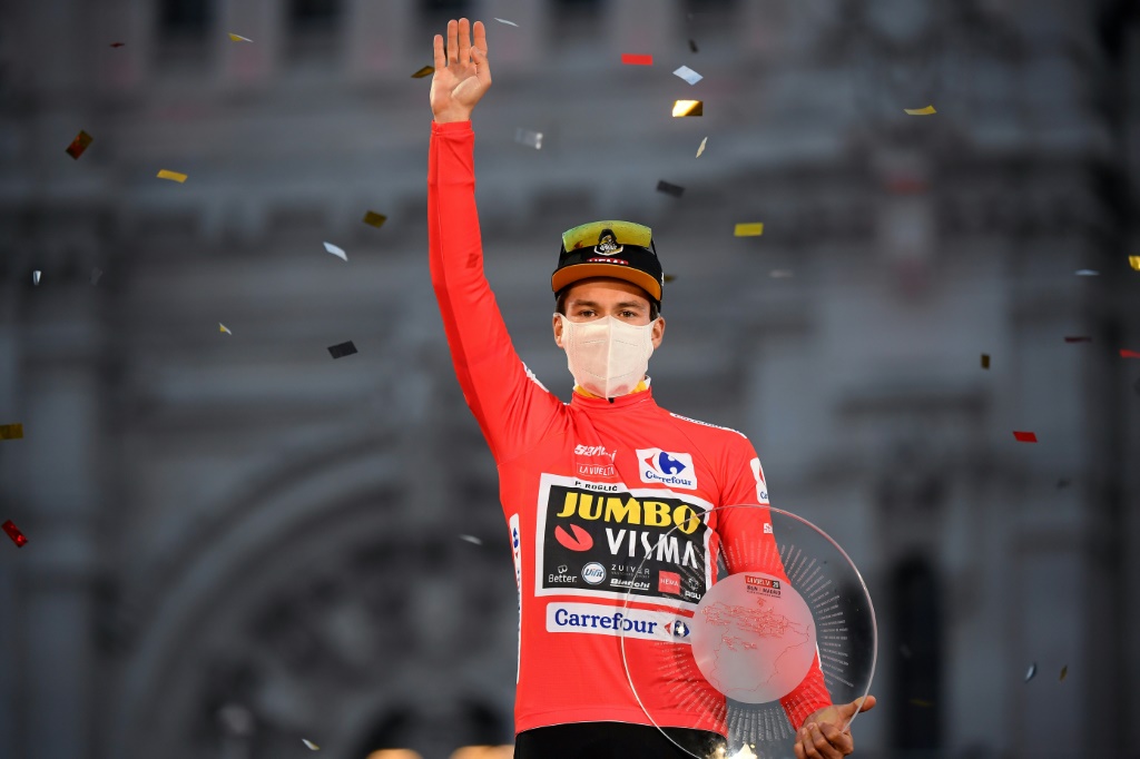 Le coureur slovène Primoz Roglic (Jumbo) célèbre sa victoire sur la Vuelta