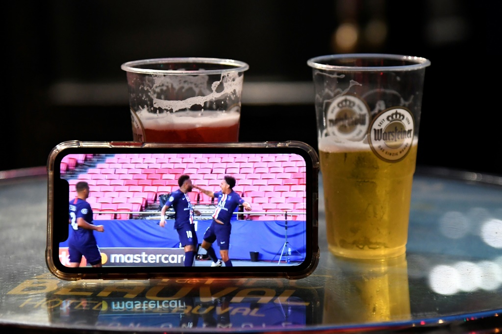 Un smartphone diffuse la demi-finale de Ligue des champions entre Leipzig et le Paris SG