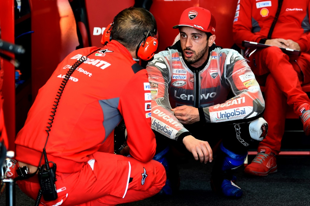 Le pilote Ducati Andrea Dovizioso échange avec son mécanicien durant les essais du GP d'Europe sur le circuit Ricardo Tormo à Valence