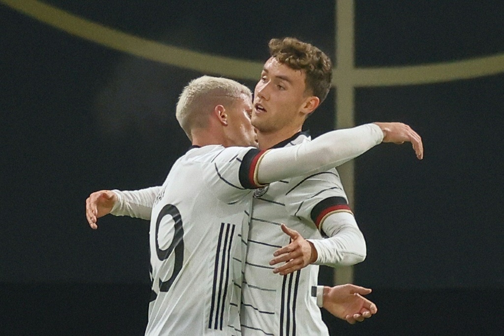 L'attaquant allemand Luca Waldschmidt (d) félicité par son coéquipier Philipp Max pour son but face à la République tchèque lors d'un match amical à Leipzig