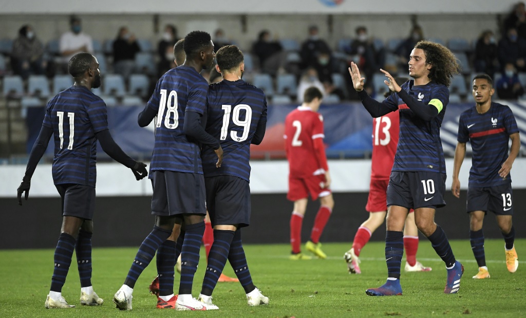Les Bleuets de l'attaquant Amine Gouiri (c) célèbrent un but lors de leur large victoire face au Liechtenstein en match qualificatif à l'Euro-2021 Espoirs