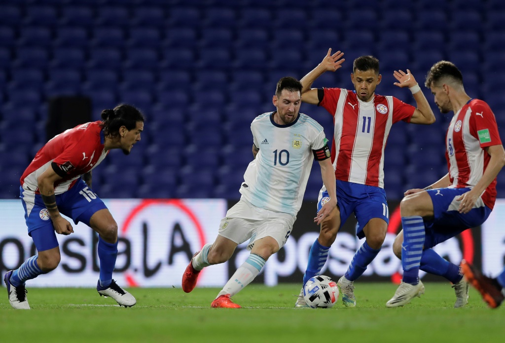 La star de l'Argentine Lionel Messi défie la défense regroupée du Paraguay en qualification pour le Mondial-2022