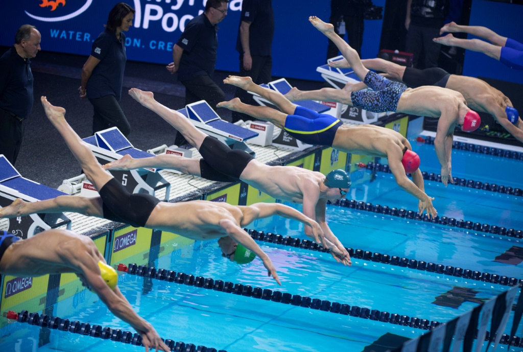 Des nageurs engagés dans l'ambitieuse Ligue ISL s'élancent au départ du 200 m quatre nages à Las Vegas