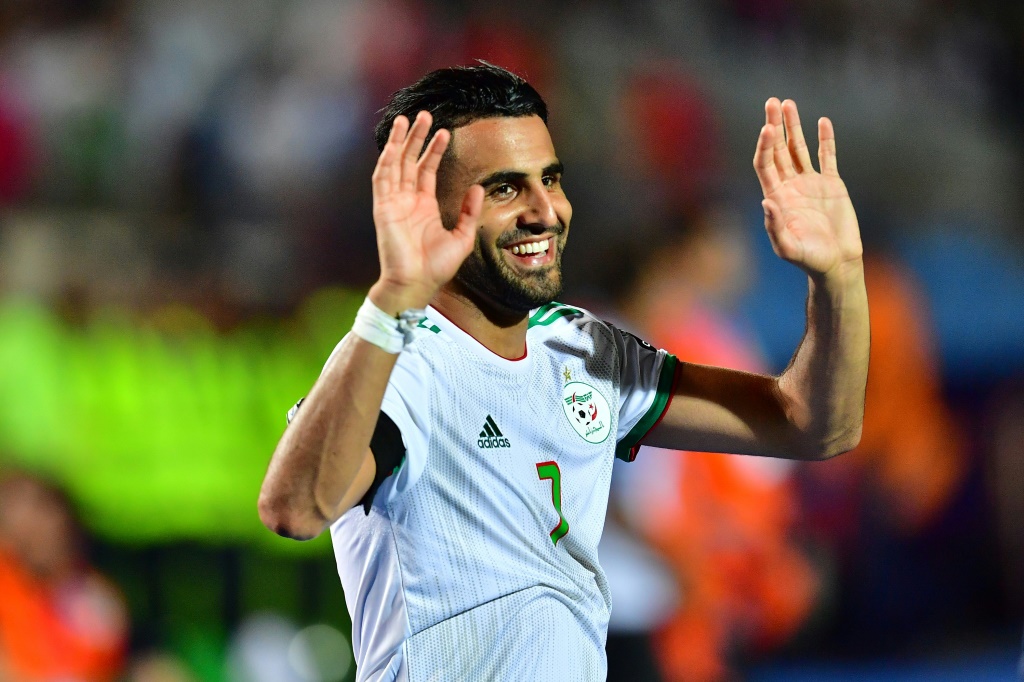 Le capitaine de l'Algérie Riyad Mahrez lors de la victoire sur le Sénégal en finale de la dernière CAN