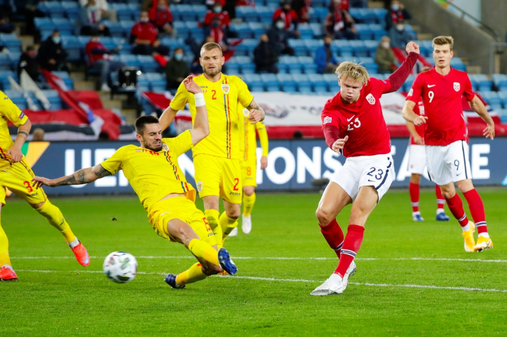 L'attaquant norvégien Erling Braut Haaland (2e d) marque son 3e but lors du match de groupes de la Ligue des Nations contre la Roumanie