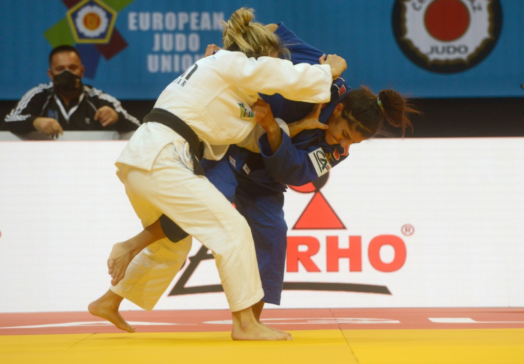 La judoka française Shirine Boukli (en bleu) en quarts de finale du Championnat d'Europe