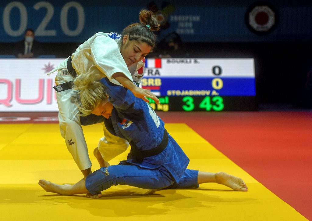La judoka française Shirine Boukli (en blanc) en finale du Championnat d'Europe contre la Serbe Andrea Stojadinov