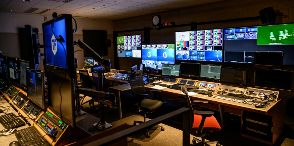Vue générale de la salle de contrôle des studios de la nouvelle chaîne de télévison Telefoot