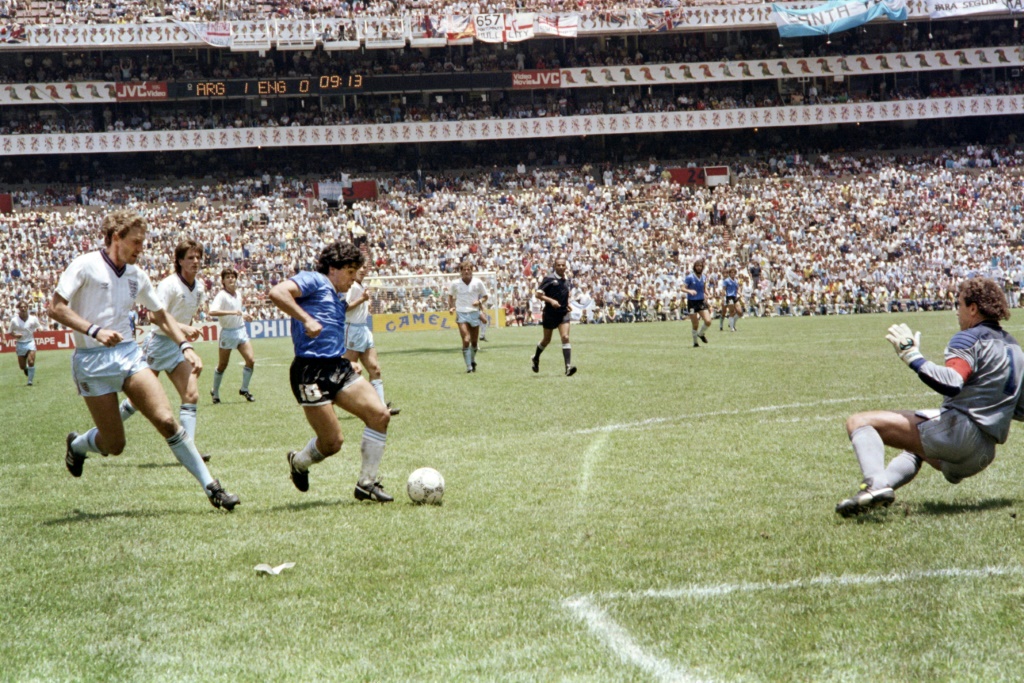 Diego Maradona (c) inscrit un but d'anthologie contre l'Angleterre en quart de finale du Mondial au Mexique