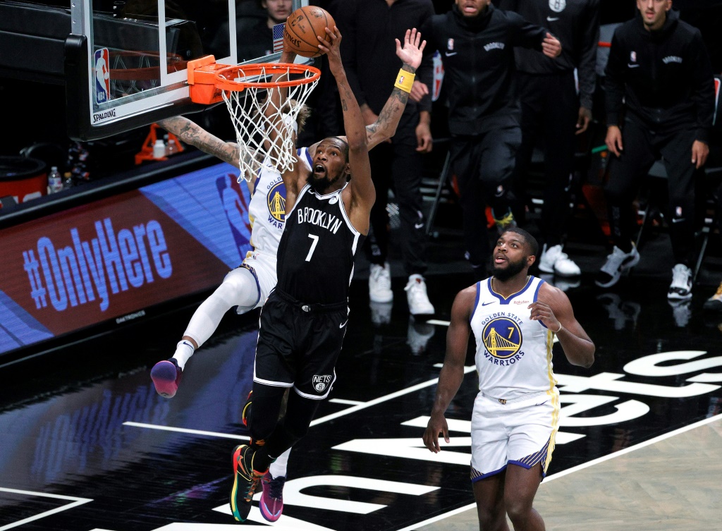 Kevin Durant marque un dunk pour les Brooklyn Nets contre  les Golden State Warriors lors de la 1re journée de la saison régulière de NBA le 22 décembre 2020 à New York