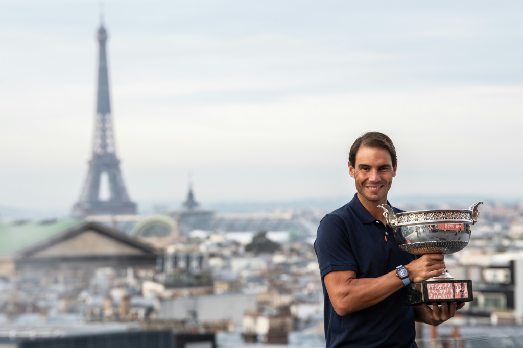 L'Espagnol Rafael Nadal pose avec son trophée de vainqueur de Roland Garros le 12 octobre 2020 à Paris